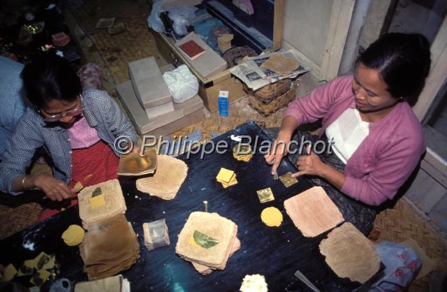 birmanie 20.JPG - Atelier de fabrication de feuilles d'orMandalayBirmanie (Myanmar)